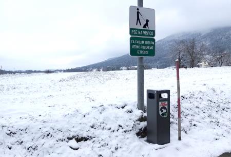 Koš za pasje iztrebke Grahovo Spodnji del proti jezeru 1 Foto Boštjan Otoničar
